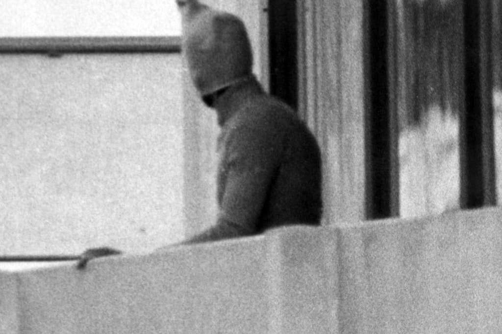 Ein vermummter Terrorist 1972 in München.