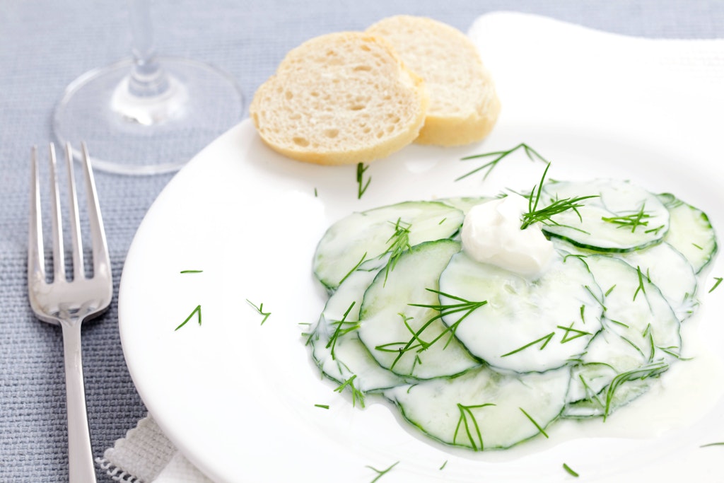 Der leckere Gurkensalat schmeckt wie in der DDR. Probieren Sie das Rezept gleich mal aus.