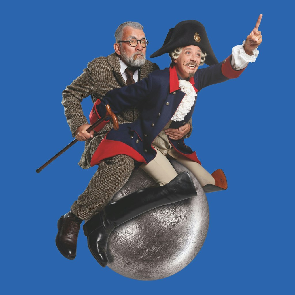 Der Ritt auf der Kanonenkugel: Matthias Freihof im Theaterstück „Münchhausen oder Freuds letzte Reise“, den Lügenbaron spielt Jytte-Merle Böhrnsen. 