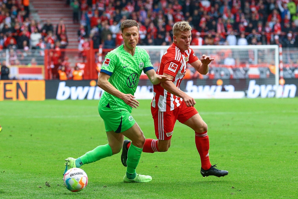 Wolfsburgs Yannick Gerhardt versucht hier Unions Andras Schäfer (r.) zu stoppen. 