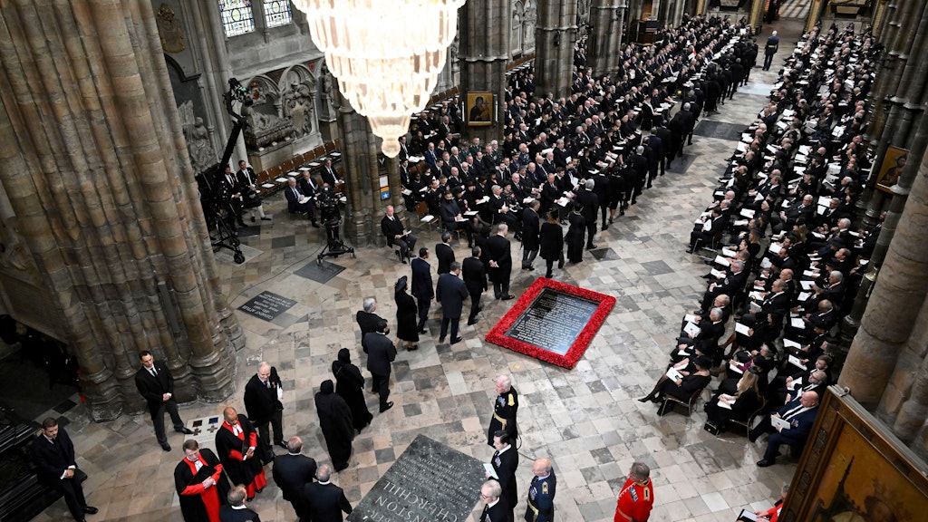 Westminster Abbey füllt sich mit Trauergästen. 