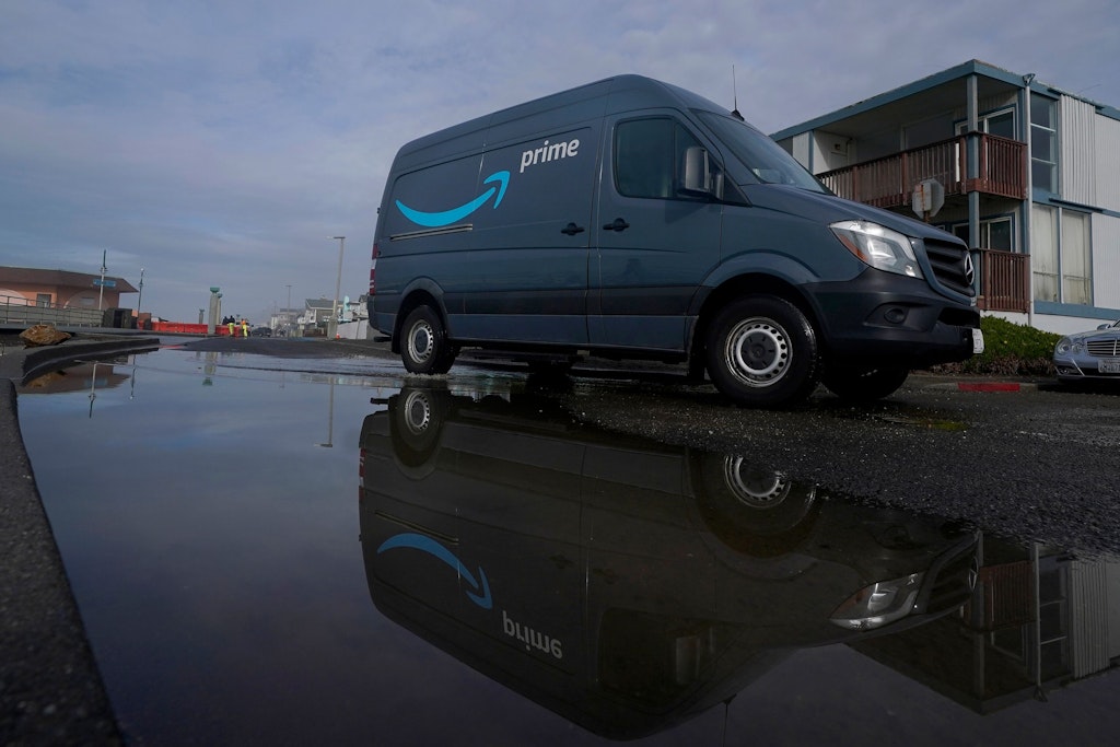 Amazon Prime liefert viele Produkte binnen eines Tages – wenn man ein Abo hat. Bei diesem können Kunden ordentlich Geld sparen.
