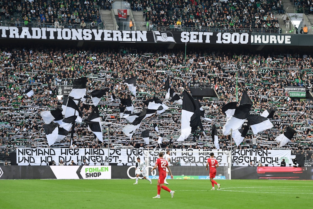 Die Gladbacher Fans ließen Max Eberl am vergangenen Wochenende wissen, was sie von dessen Wechsel zu RB Leipzig halten.