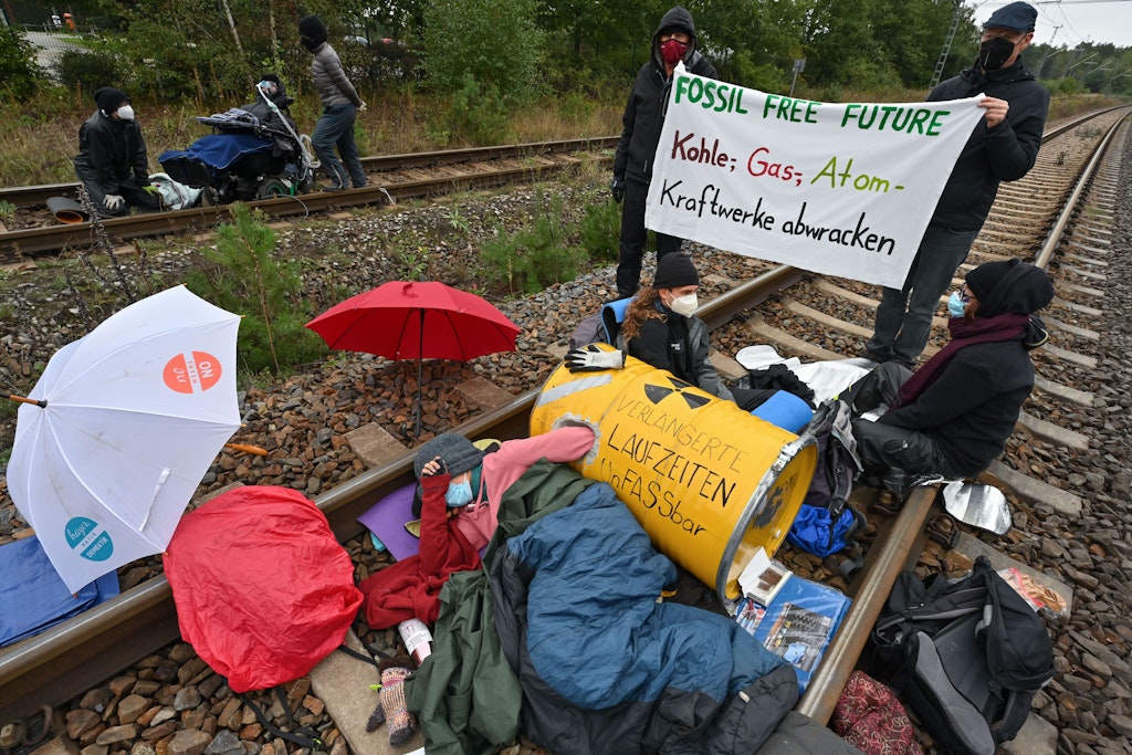 Demonstranten befinden sich auf dem Gelände und blockieren unter anderem den Kohlebunker und die Gleisverbindungen zum Kraftwerk.