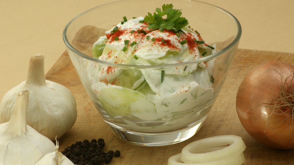 Das Dressing vom Gurkensalat ist leicht süß-sauer und richtig lecker.