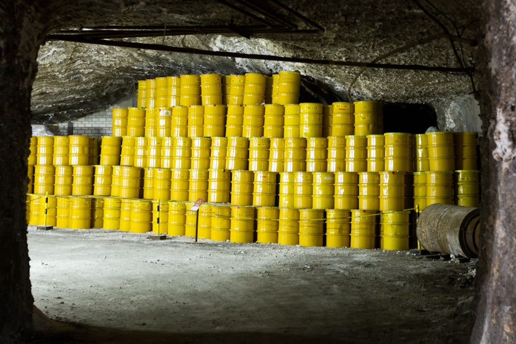 Gelbe Fässer für Atommüll stehen in rund 500 Metern Tiefe im Endlager für schwach und mittelradioaktiven Atommüll in Morsleben.