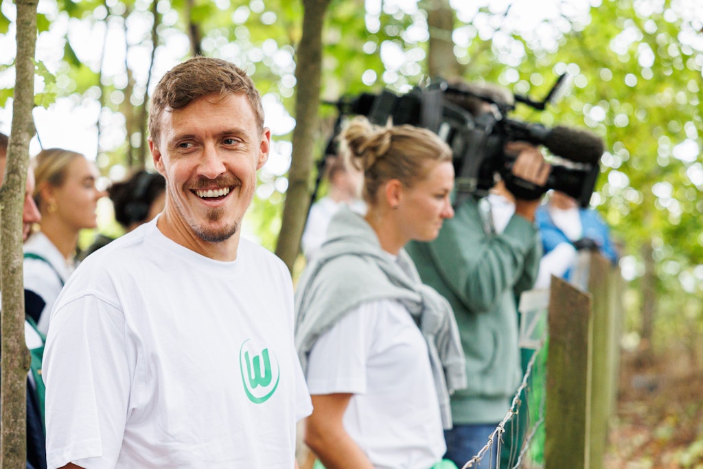 Max Kruse musste beim VfL Wolfsburg noch PR-Termine wie hier auf dem Bauernhof machen, spielen durfte er nach der Ausbootung durch Trainer Niko Kovac nicht mehr.