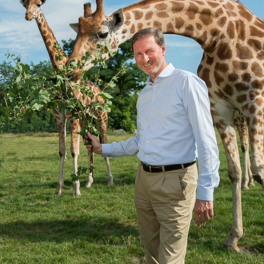 Tierpark-Chef Andreas Knieriem mit Giraffen