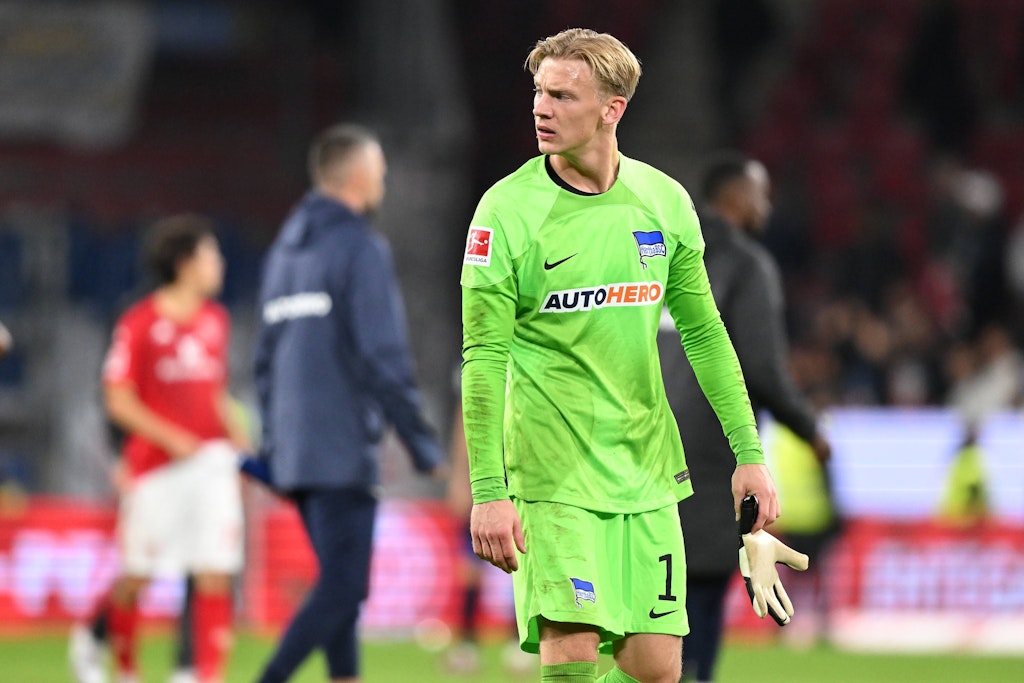 Sichtlich angefressen: Hertha-Keeper Oliver Christensen nach dem späten Gegentor beim 1:1 in Mainz. 