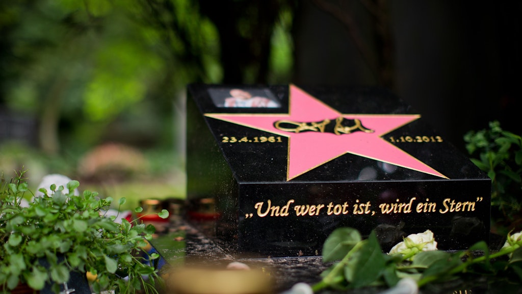 Ein Blick auf das Grab von Schauspieler Dirk Bach (1961–2012) auf dem Friedhof Melaten. Er starb am 1. Oktober 2012 – vor zehn Jahren – mit 51 in Berlin.