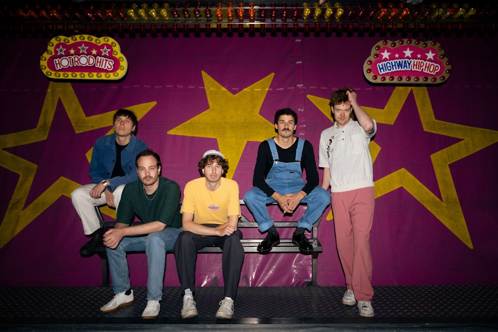 Die Indiepop-Band Von Wegen Lisbeth aus Berlin macht sich über Tesla-Boss Elon Musk lustig.