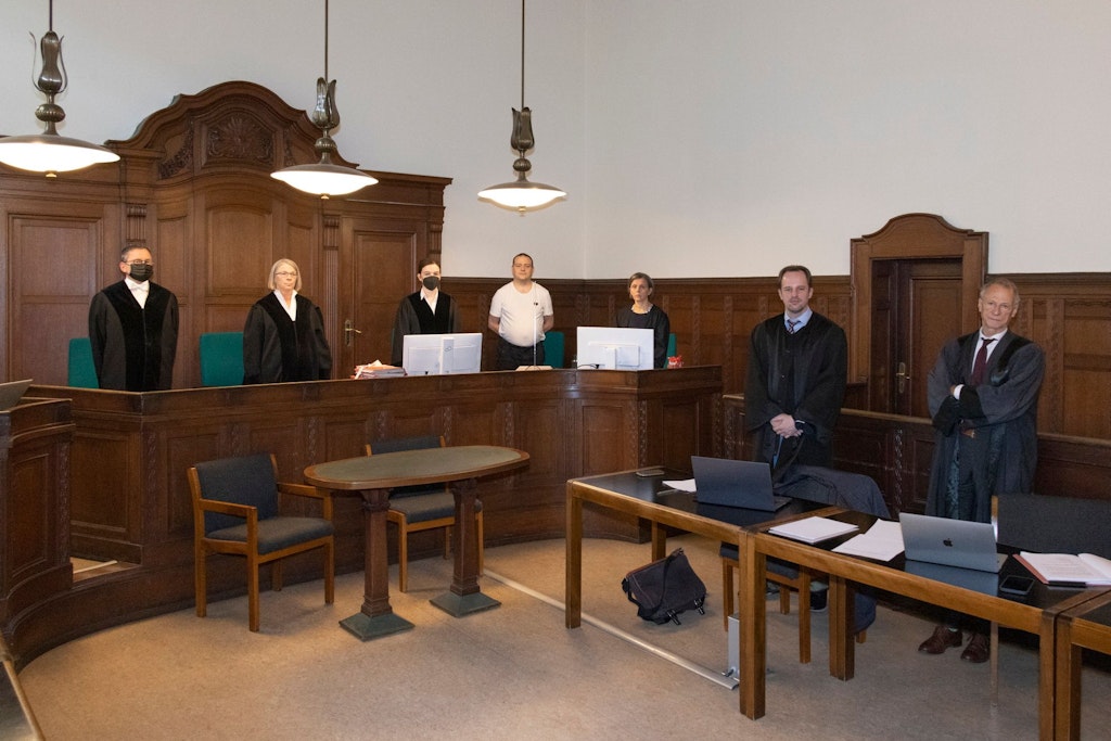 Gestern begann im Landgericht Berlin, Saal 537, der Prozess wegen versuchten Mordes und gefährlicher Körperverletzung.