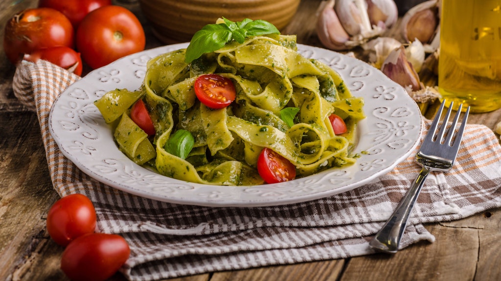 Das leckere Rezept für One-Pot-Pasta mit Spinat und Feta ist super als schnelles Feierabend-Gericht.