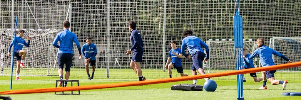 Angeleitet von Fitness-Trainer Henrik Kuchno (M.) haben die Herthaner auch im Zirkeltraining gut zu tun. 
