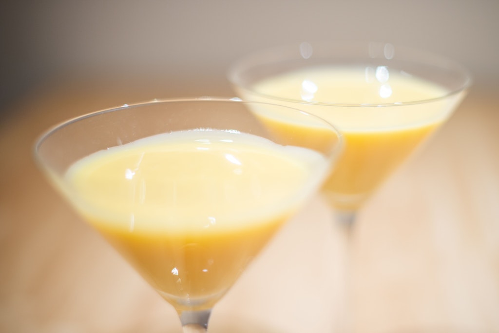 Eierlikör passt zu allem: gut gekühlt auf Eis, pur, zum Kaffeetrinken und am Abend. Warm und mit Zimt getrunken heißt so ein Eierlikör-Punsch übrigens Eggnogg. 