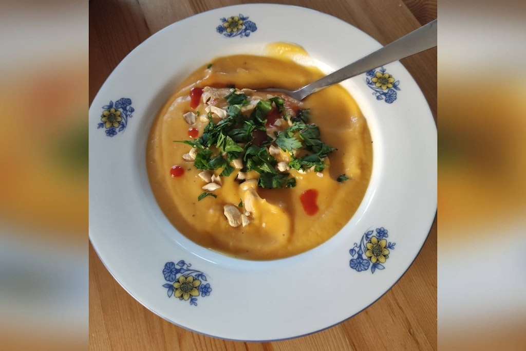 Eine leckere Kürbis-Süßkartoffel-Suppe.