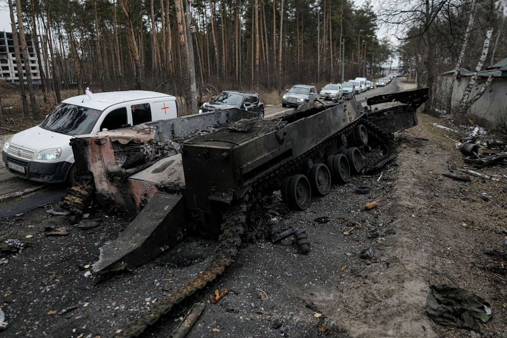 Zerstörter russischer Panzer bei Irpin im März: Russland gibt eigene Verluste mit 6.000 Soldaten an.