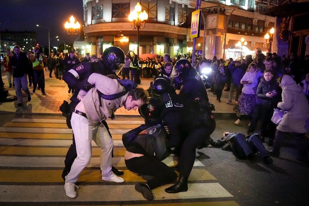 Polizisten nehmen Protestierende bei einer Demonstration gegen die Anordnung der Teilmobilisierung der Streitkräfte in Moskau fest. Die Staatsanwaltschaft drohte den Menschen im Vorfeld mit bis zu 15 Jahren Haft.