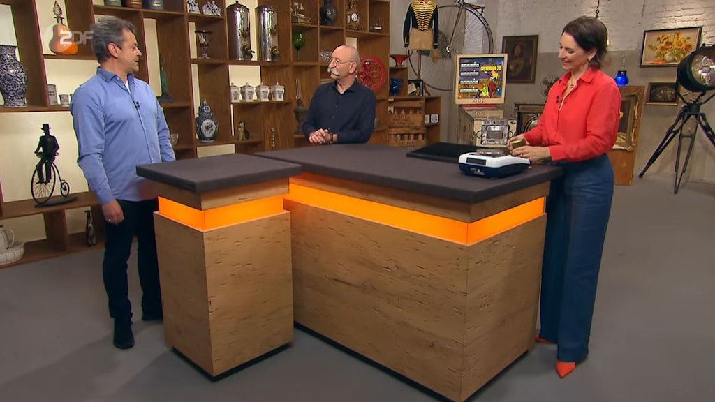 Expertin Wendela Horz ist begeistert von dem Stück, das Jean-Jacques (l.) ins „Bares für Rares“-Studio mitgebracht hat.