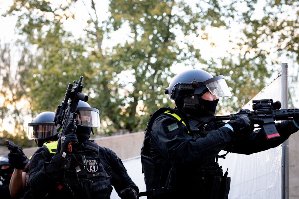 Terroranschlag in Berlin: Ein Spezialeinsatzkommando verfolgt mit MPi einen flüchtigen Attentäter – zu Glück ist das nur eine Übung.