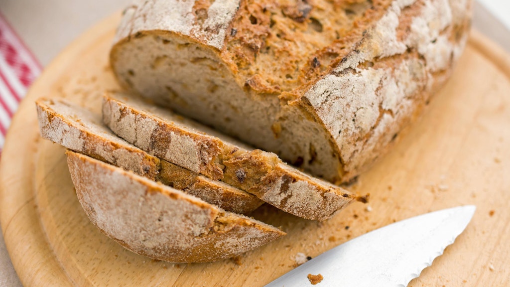 Ein leckeres Zwiebelbrot ist vor allem im Herbst ein echter Genuss. Backen Sie es nach dem Rezept und servieren Sie es lauwarm mit gesalzener Butter... himmlisch!