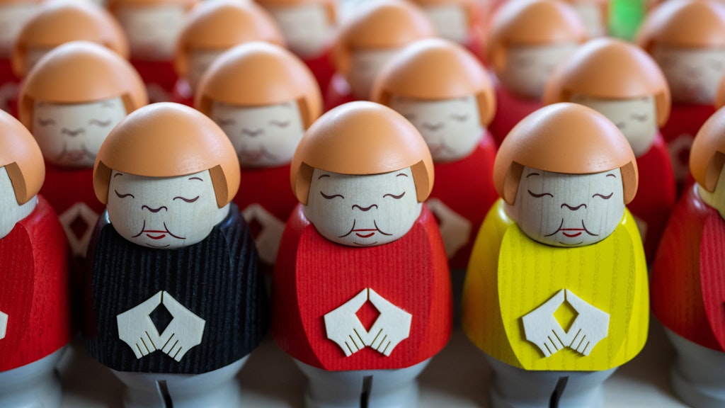 In limitierter Auflage werden die Räucher-Merkel-Figuren im Set in der Farbkombination Schwarz-Rot-Gold verkauft.