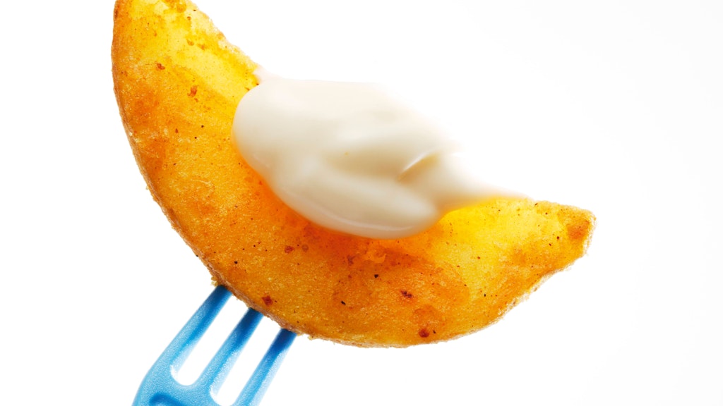 Mit Sour Cream schmecken die Country Potatoes besonders gut. Aber auch Zaziki passt zu den Kartoffel-Spalten.