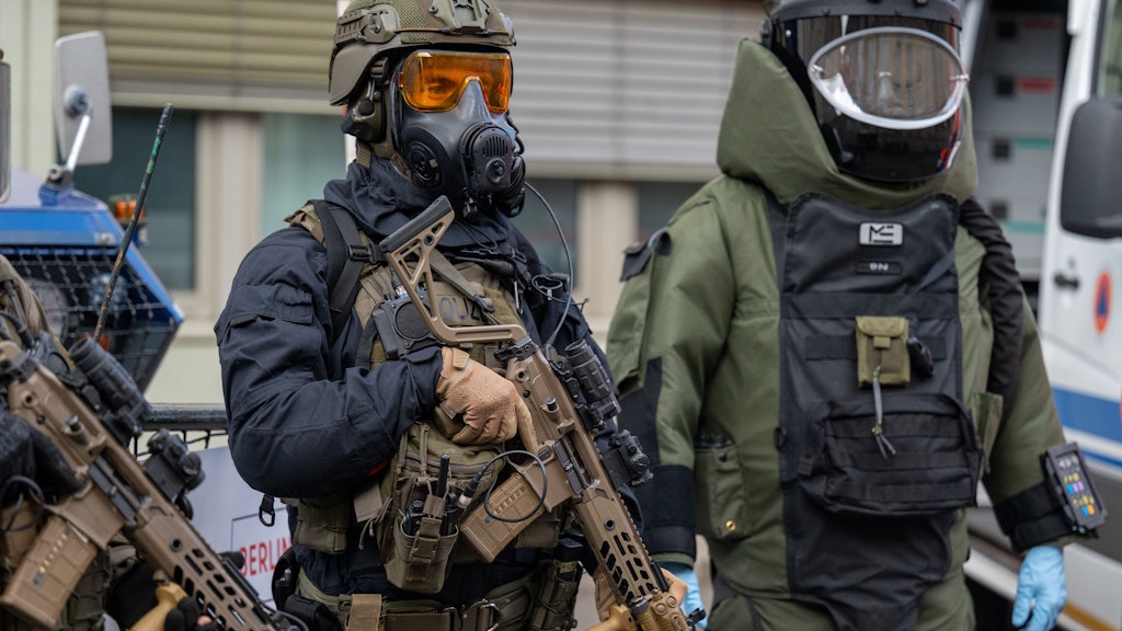 Einsatzkräfte des Sondereinsatzkommandos (SEK) und der Kampfmittel-Entschärfung in voller Montur sind bei der Großübung dabei.