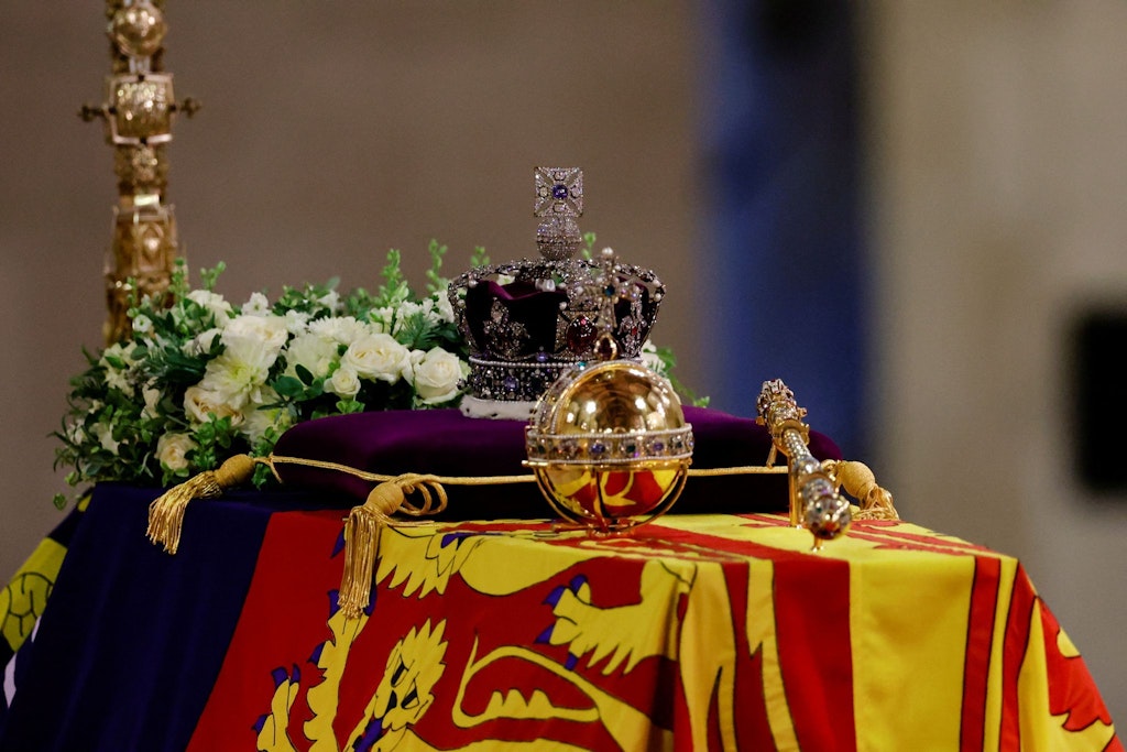 Der Sarg von Königin Elisabeth II. bei ihrer Aufbahrung in der Westminster Hall.