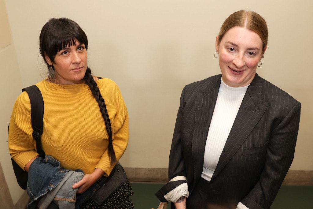 Die Klägerin Gabrielle Lebreton und ihre Rechtsanwältin Leonie Thum vor der Verhandlung im Landgericht Berlin.