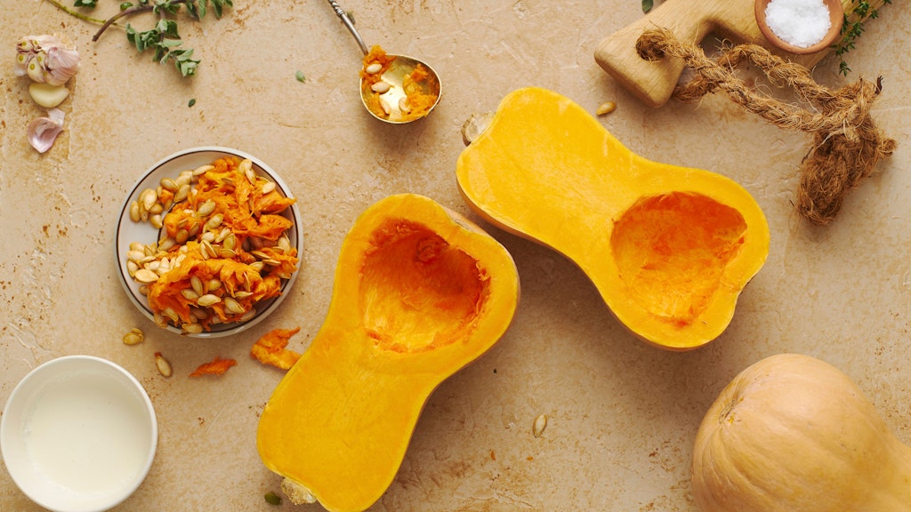 Für dieses Rezept braucht man einen Butternut-Kürbis.
