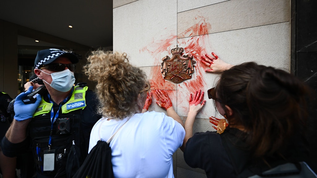 Demonstranten beschmieren das britische Konsulat in Melbourne symbolisch mit Blut.