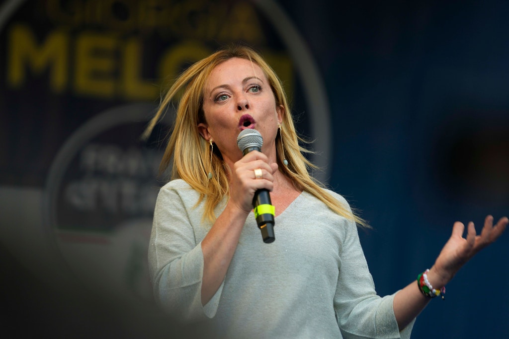 Giorgia Meloni gibt sich gemäßigt, doch früher verhehlte sie nie ihre Bewunderung für Diktator Mussolini.