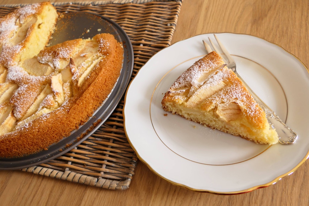 Das Rezept für versunkenen Apfelkuchen ist nicht schwer und mit Apfelmus im Teig total fluffig.