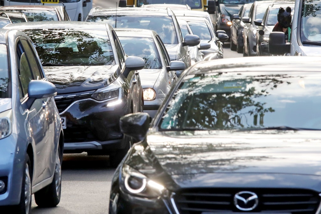 Zahlreiche Straßensperren sorgen dafür, dass am Freitag Autofahrer im Stau stehen werden. 