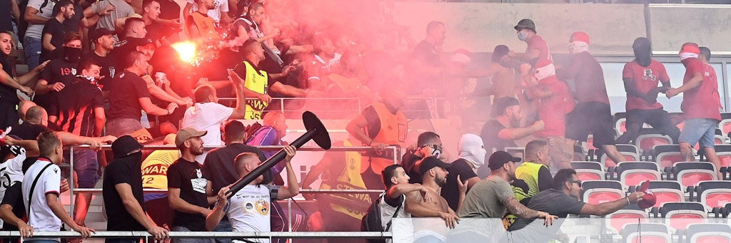 Sind solche schlimmen Ausschreitungen wie beim Spiel des 1. FC Köln in Nizza auch in der Bundesliga möglich? Die Polizei warnt vor einer Eskalation der Gewalt. 