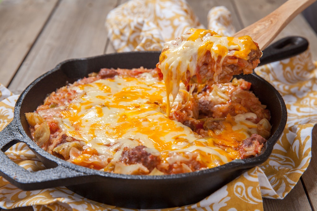 Das leckere Rezept für Reis-Hackfleisch-Auflauf ist schnell gemacht und schmeckt der ganzen Familie.