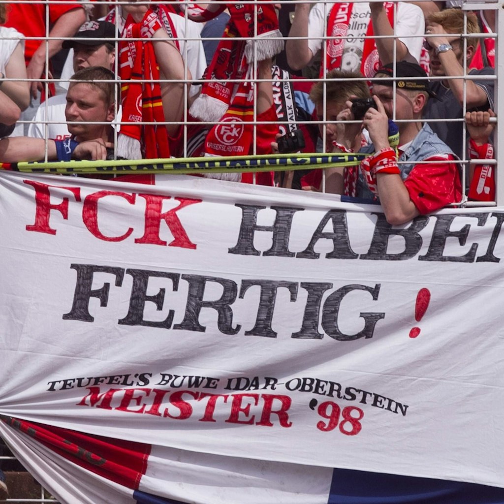 Lauterns Fans feiern den Titel und verhöhnen Giovanni Trapattoni. 