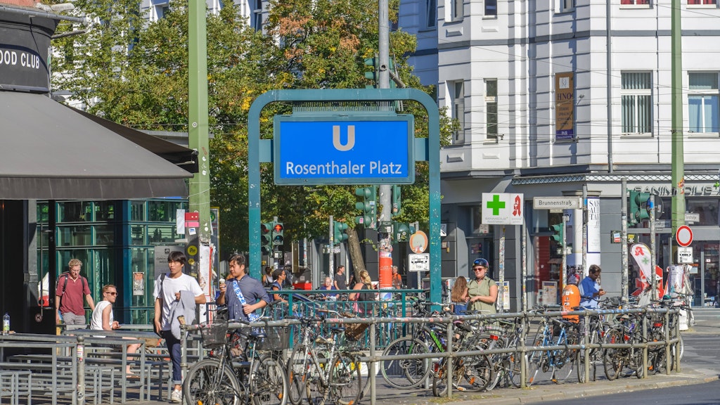 Der Rosenthaler Platz gilt als Touri-Falle. Dazu kommt der Verkehrslärm von der Torstraße - eigentlich kein Kiez für Menschen, die Ruhe suchen und finden wollen.