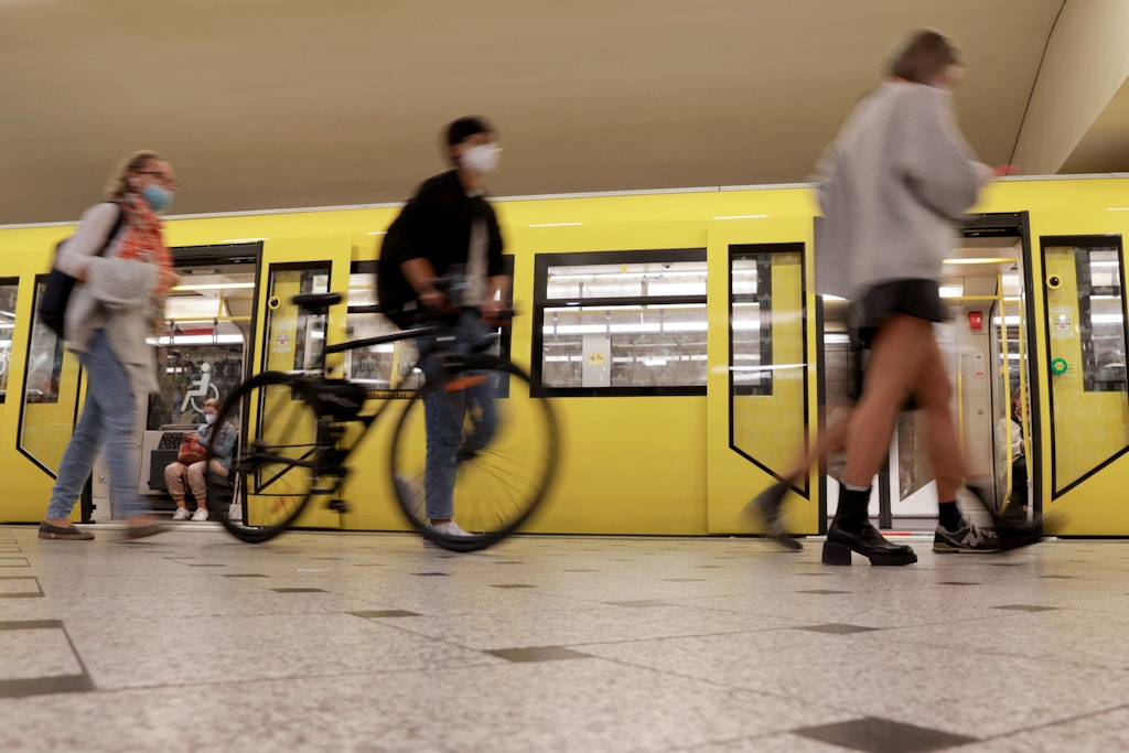 Berlin soll ein zeitlich befristetes 29-Euro-Ticket für den Nahverkehr bekommen. Der CDU ist das nicht genug. (Symbolbild)