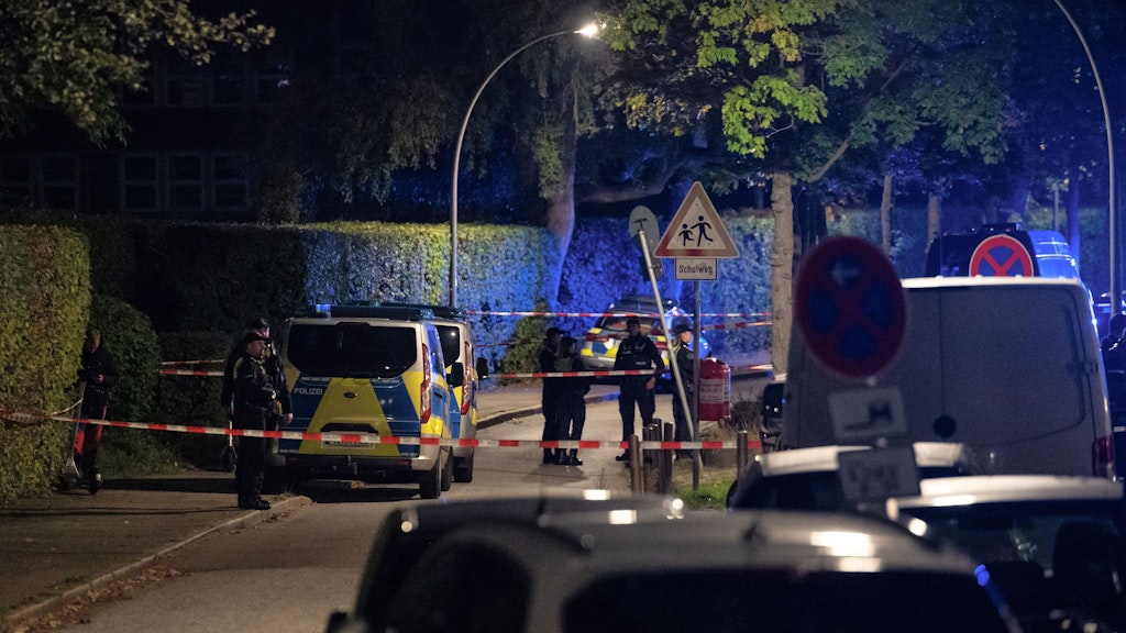In Hamburg-Veddel ist am Mittwochabend ein Mann mit Kopfverletzungen aufgefunden worden.