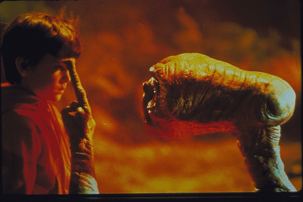 E.T. hat ungewöhnliche Fähigkeiten, die er Elliott (Henry Thomas) zeigt - eine Szene aus „E.T. - Der Außerirdische“