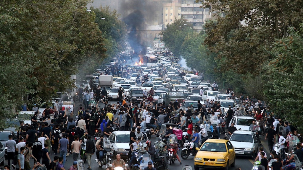 Demonstrierende rufen während eines Protestes in Teheran Parolen gegen den Tod der 22-jährigen Iranerin Mahsa Amini.