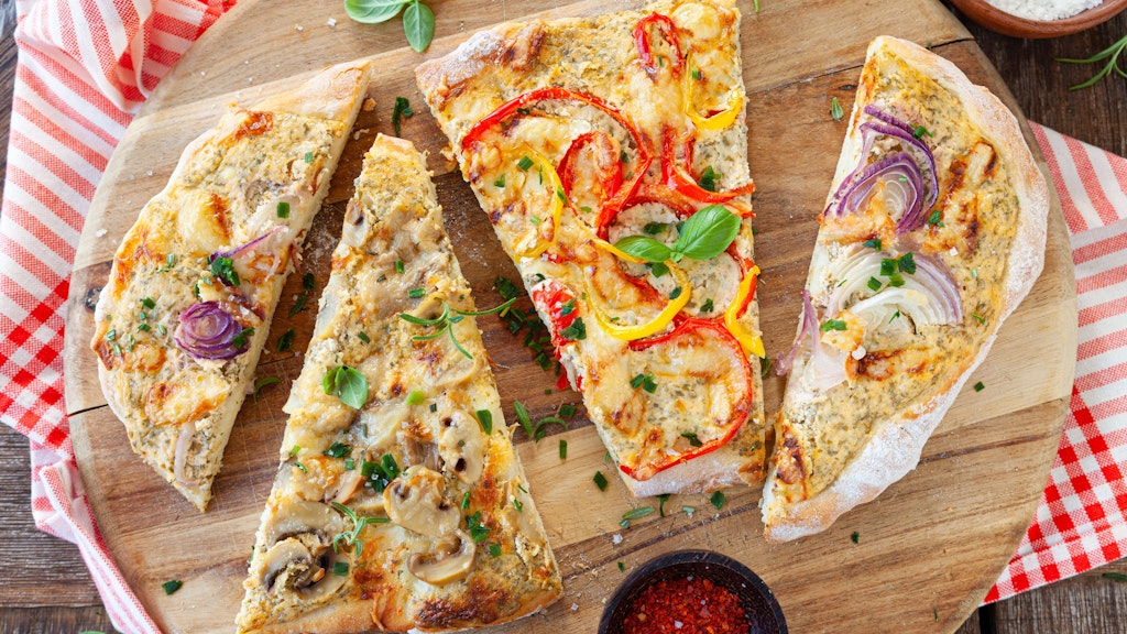 Wer möchte, kann beim Belegen des Flammkuchens auch vom Rezept abweichen, verschiedene Zutaten ausprobieren.