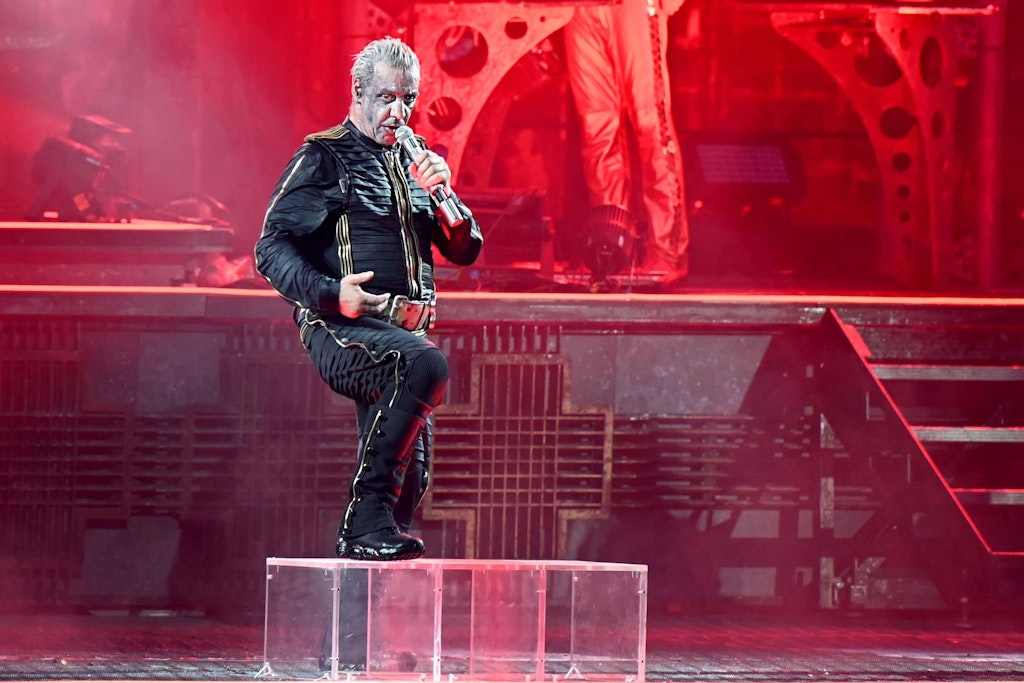 Till Lindemann ist der Frontmann von Rammstein - vor den Konzerten gibt es oft Treffen, bei denen Fans mit ihm auf Tuchfühlung gehen können.