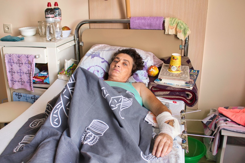 Patientin Anna wurde bei Beschuss von einem russischen Geschoss in ihrer Wohnung in Slowjansk schwer verletzt. Sie wurde zuerst aus Slowjansk nach Dnipro und von dort nach Lwiw evakuiert. Sie will trotzdem so schnell wie möglich in ihr Zuhause zurück.