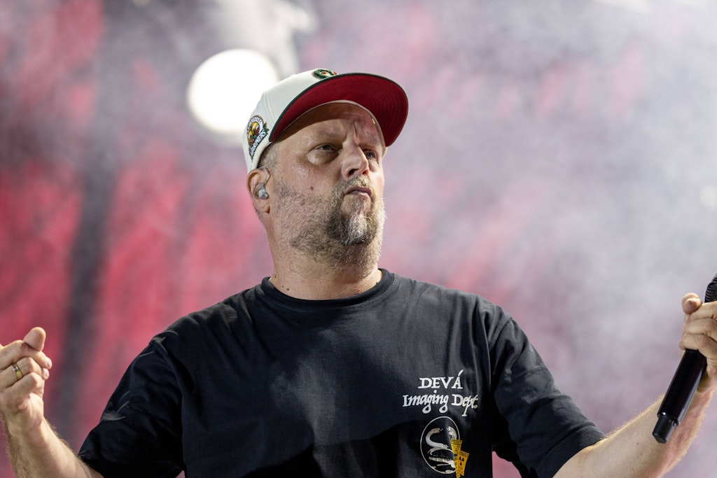 Die Fantastischen Vier kommen wirklich zu viert: Der am Knie verletzte Michael „Smudo“ Schmidt rappt am Sonntag beim Lollapalooza-Festival in Berlin.