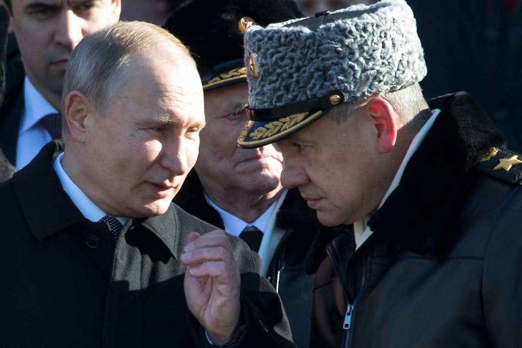 Der russische Präsident Wladimir Putin (l.) spricht sich mit seinem Verteidigungsminister Sergej Schoigu ab.