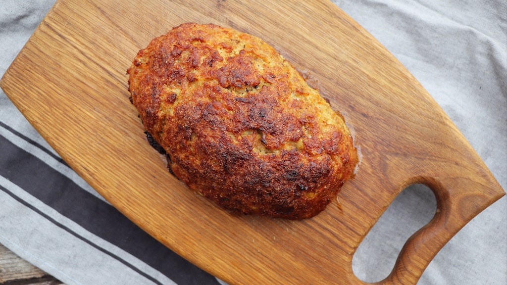 Der leckere Hackbraten schmeckt mit Salzkartoffeln und Möhrengemüse, aber auch auf einer Stulle.