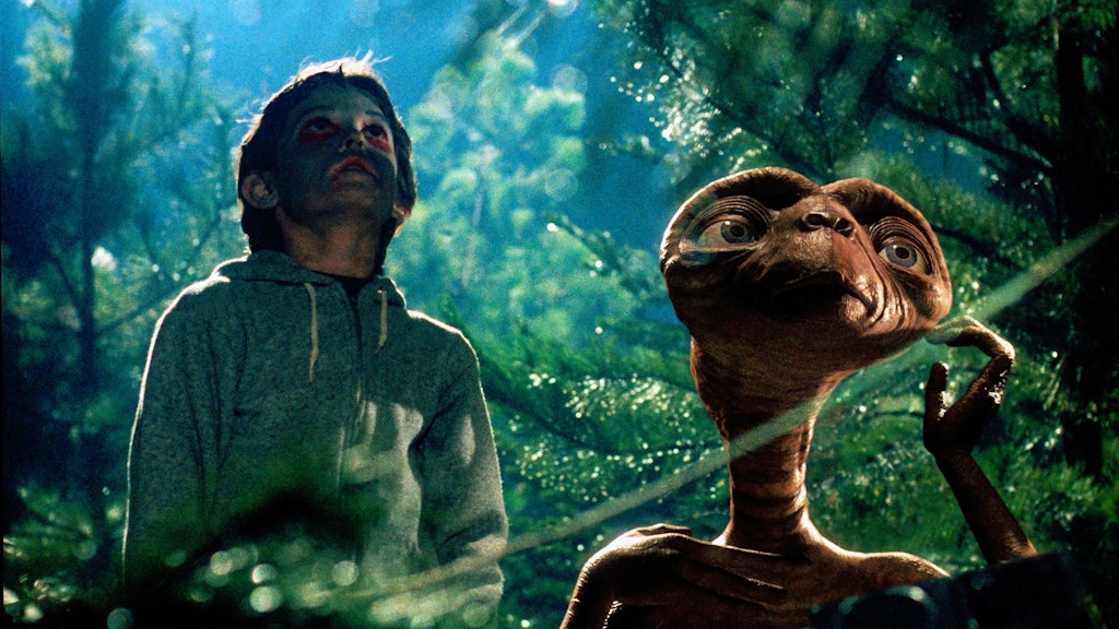 Elliott (Henry Thomas) und E.T. hoffen, dass E.T.s Leute ihn in Kalifornien abholen und mit nach Hause nehmen - 